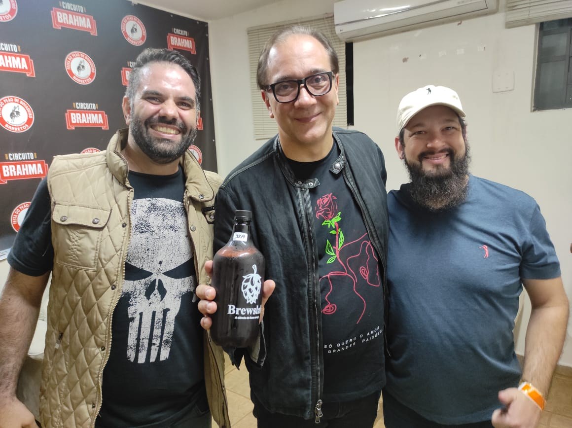 Roberto Ventriglia e Lucas Martins com cerveja BREWSLAB de identidade antiga